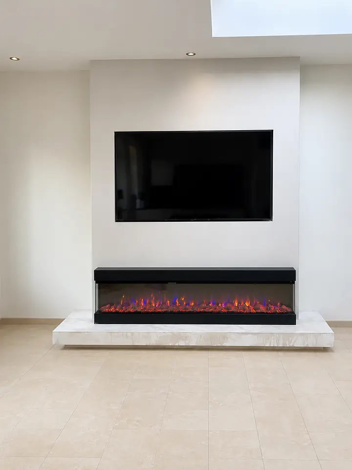 Glad gestuukte mediawand met een verzonken televisie en een lange elektrische haard op een stenen plint.